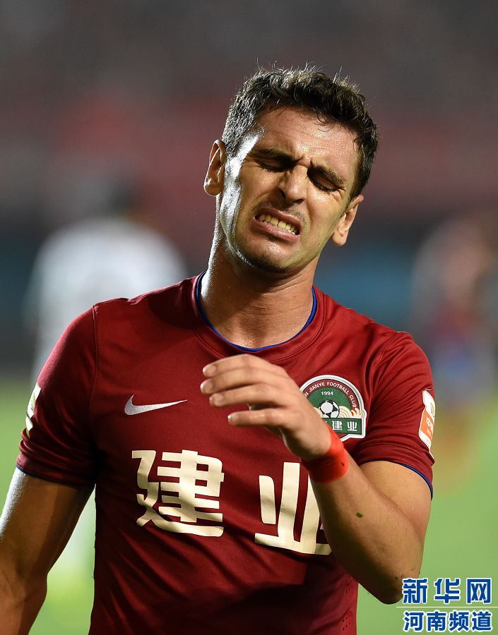 7月19日，河南建業(yè)隊球員伊沃錯失破門機會。新華社記者李博攝