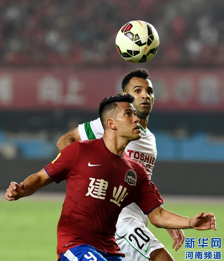 7月19日，河南建業(yè)隊球員哈維爾（前）在比賽中拼搶。
