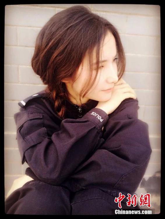 新疆兵團女民警生活照走紅網(wǎng)絡(luò) 被譽“最美警花”