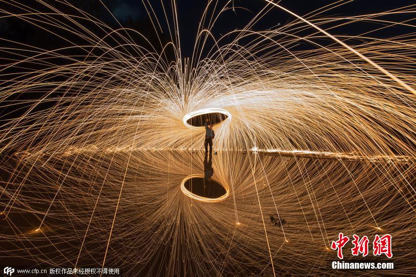 奧地利IT男長曝光拍攝鋼絲燃燒 如焰火絢爛綻放 奧地利IT男長曝光拍攝鋼絲燃燒 如焰火絢爛綻放