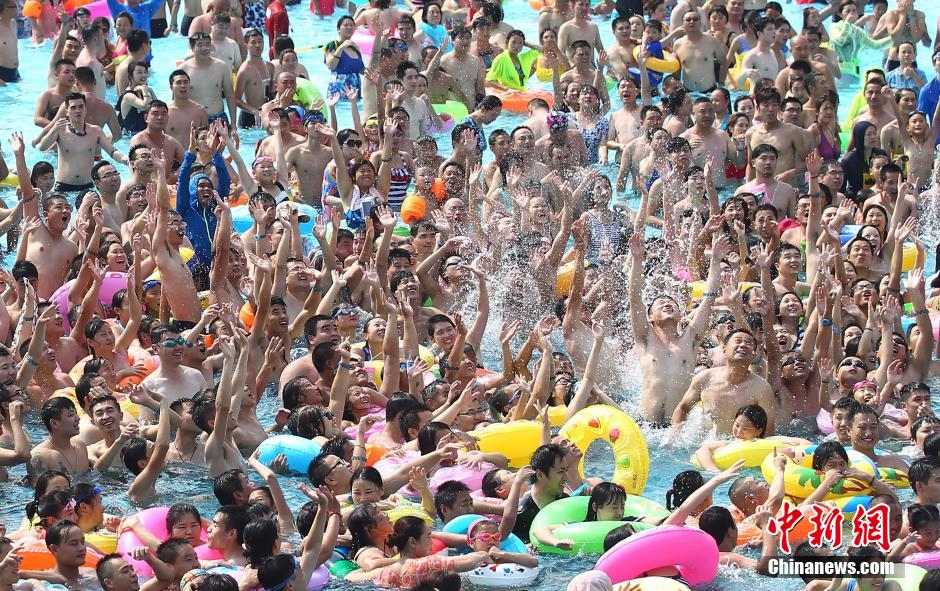 8月1日，民眾扎堆在南京湯山歡樂水魔方水上樂園戲水，享受“冰火兩重天”的涼爽和激情。連日來，中國(guó)大部分地區(qū)迎來高溫天氣。