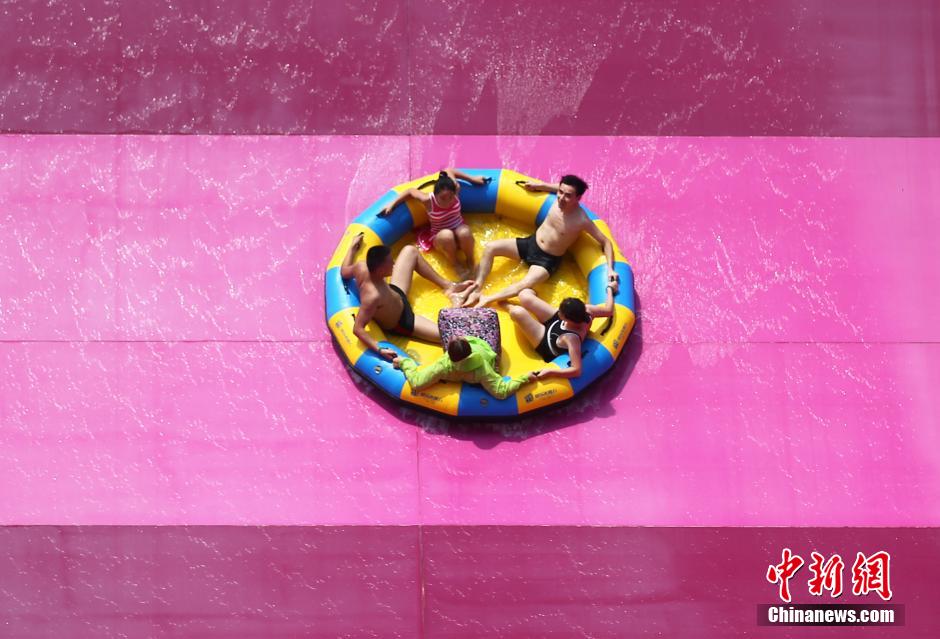 8月1日，民眾扎堆在南京湯山歡樂水魔方水上樂園戲水，享受“冰火兩重天”的涼爽和激情。連日來，中國(guó)大部分地區(qū)迎來高溫天氣。
