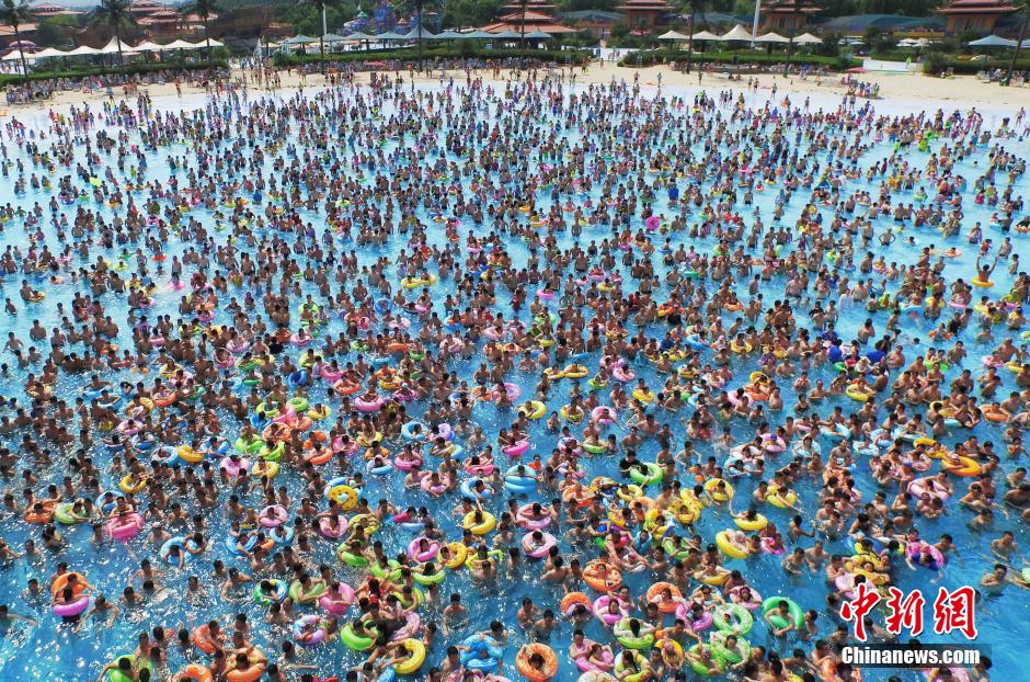 8月1日，民眾扎堆在南京湯山歡樂水魔方水上樂園戲水，享受“冰火兩重天”的涼爽和激情。連日來，中國(guó)大部分地區(qū)迎來高溫天氣。