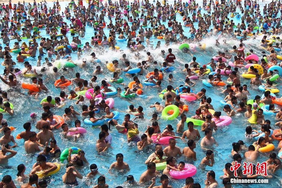 8月1日，民眾扎堆在南京湯山歡樂水魔方水上樂園戲水，享受“冰火兩重天”的涼爽和激情。連日來，中國(guó)大部分地區(qū)迎來高溫天氣。