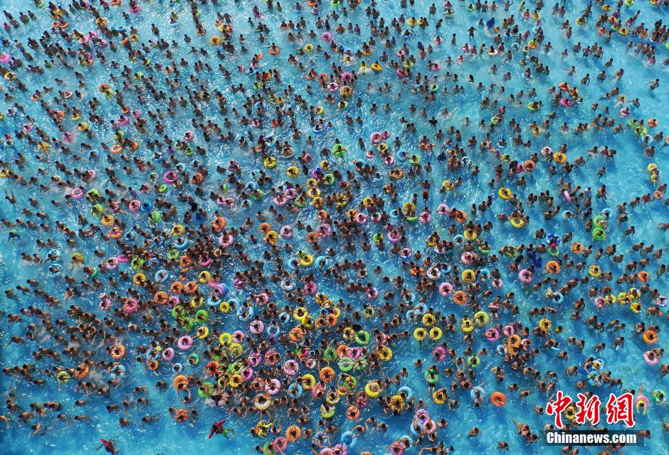 8月1日，民眾扎堆在南京湯山歡樂水魔方水上樂園戲水，享受“冰火兩重天”的涼爽和激情。連日來，中國(guó)大部分地區(qū)迎來高溫天氣。