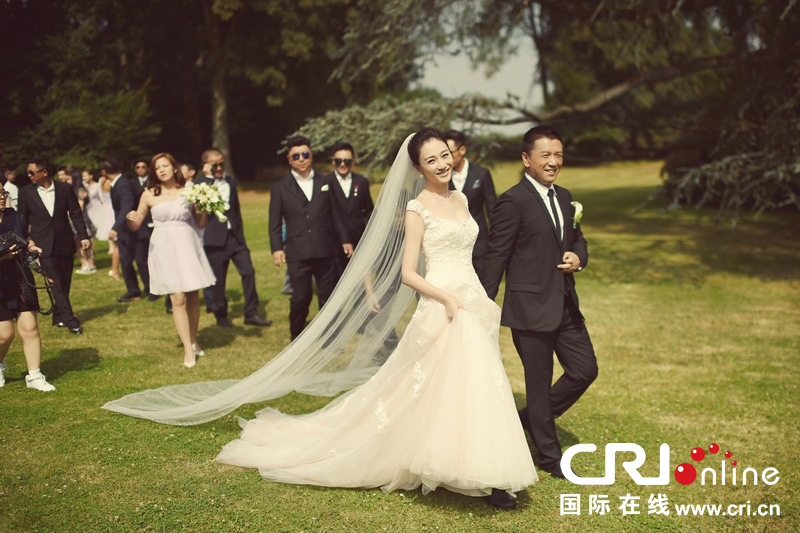 李小冉比利時(shí)辦婚禮 朱丹、鐘欣潼、應(yīng)采兒做伴娘