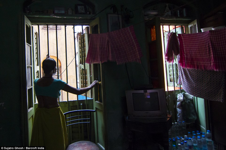 72歲的Maya Banarjee說(shuō)：“我已經(jīng)太老了，但是我不會(huì)離開(kāi)?！? complete=