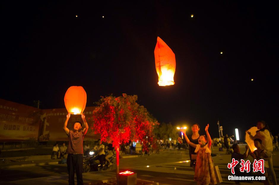 民眾燃起孔明燈助興。 張?jiān)?攝