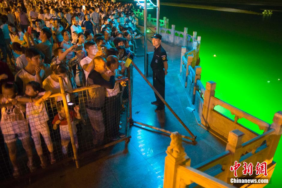 特警為河燈節(jié)保駕護(hù)航。 張?jiān)?攝