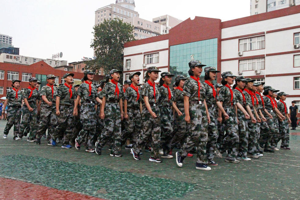 同學(xué)們?cè)谟曛袌?jiān)持完成了會(huì)操表演。