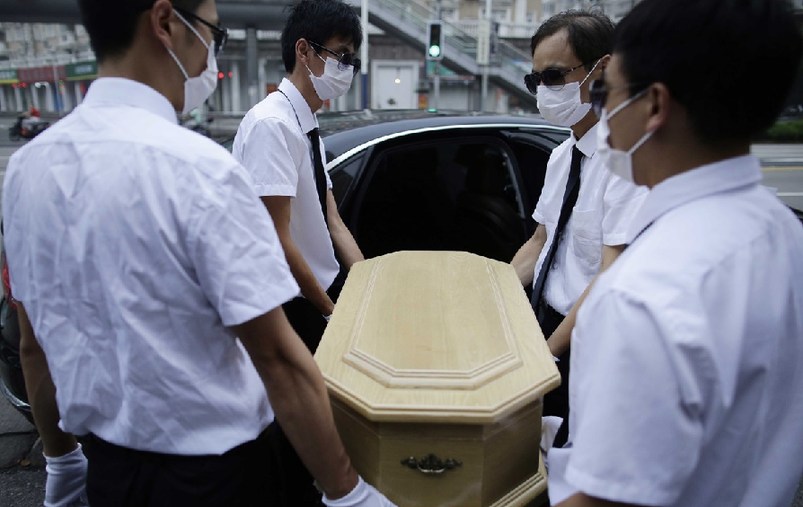 上海，花床、木棺、挽聯(lián)，在上海市閔行區(qū)一處私密的悼念室內(nèi)，一場小型追悼儀式正在舉行。