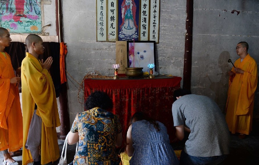 寺廟的僧人們在為寵物狗做超度。