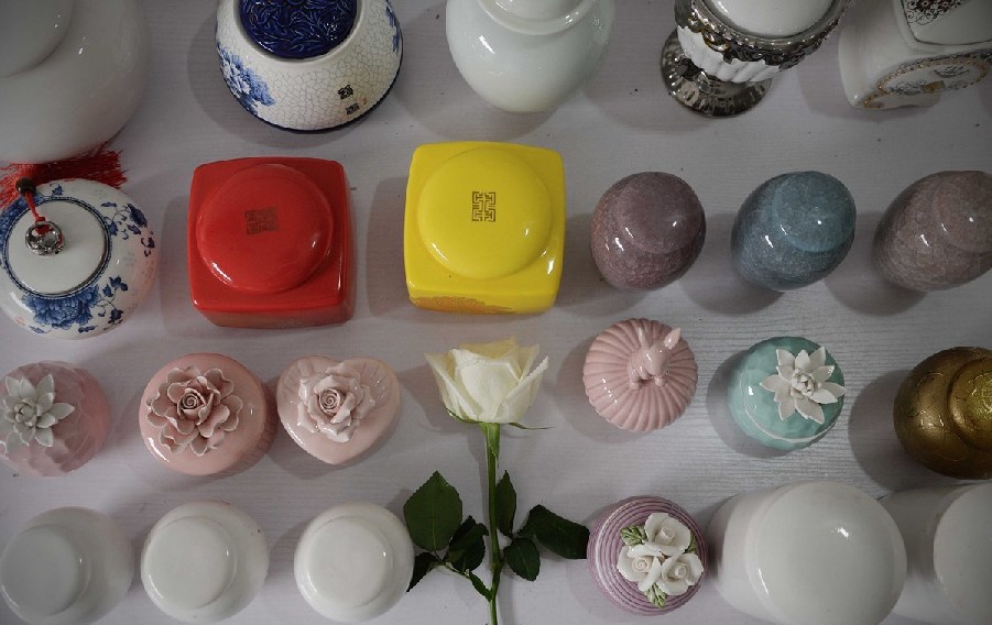 各種陶瓷罐是用來裝寵物骨灰的。