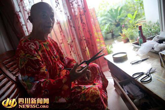 四川八旬老頭變"潮男" 上街穿長(zhǎng)裙為自己代言 四川八旬老頭變"潮男" 上街穿長(zhǎng)裙為自己代言