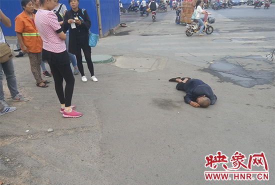 老人倒地后無人敢扶，過路市民拍照作證。