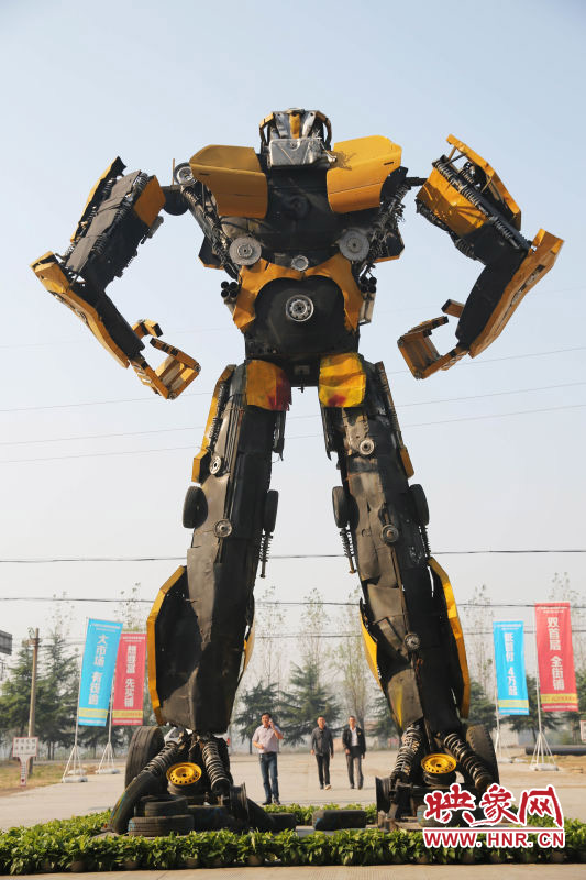 10月14日，一只高18米、寬8米的“變形金剛”矗立在河南省平頂山市寶豐縣一家企業(yè)門前。