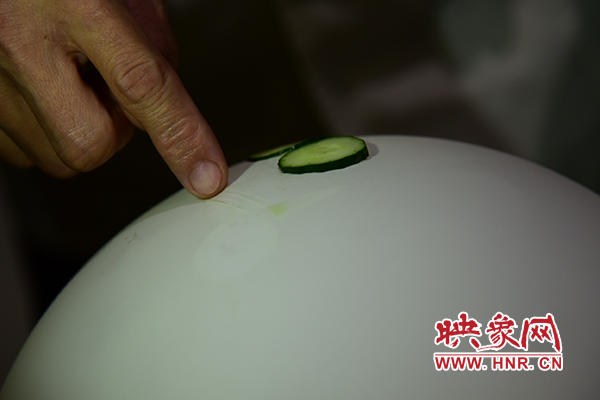 在面團氣球上切菜。