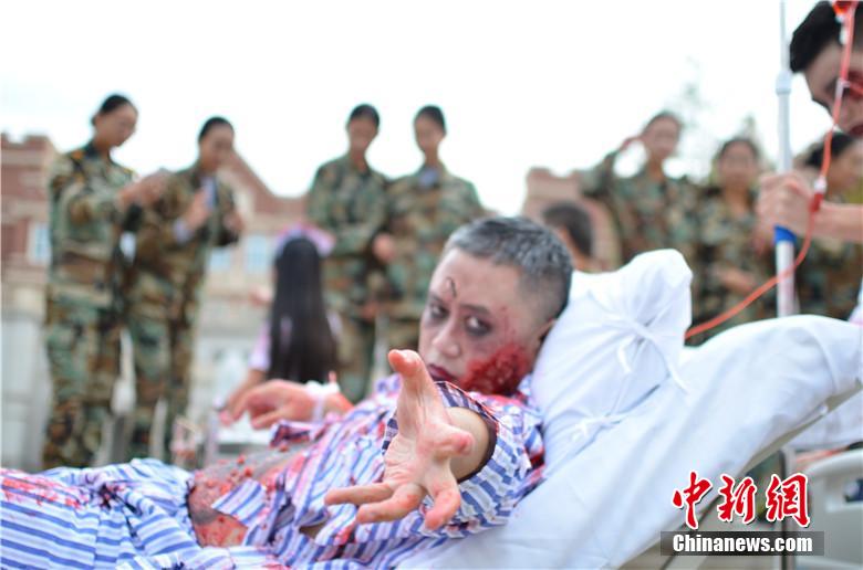 該校院長也參與其中，與學(xué)生共同嗨翻校園。 何浠 攝