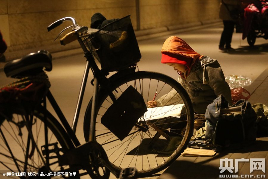 他的父母說，晚上回去晚，孩子的作業(yè)都是在這寫，做小生意不容易，孩子還陪著遭罪，經(jīng)常還有城管攆著不讓在這賣。