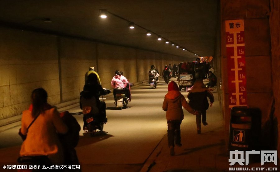 寫完作業(yè)，小一航與鄰居的小伙伴在大橋下玩耍。