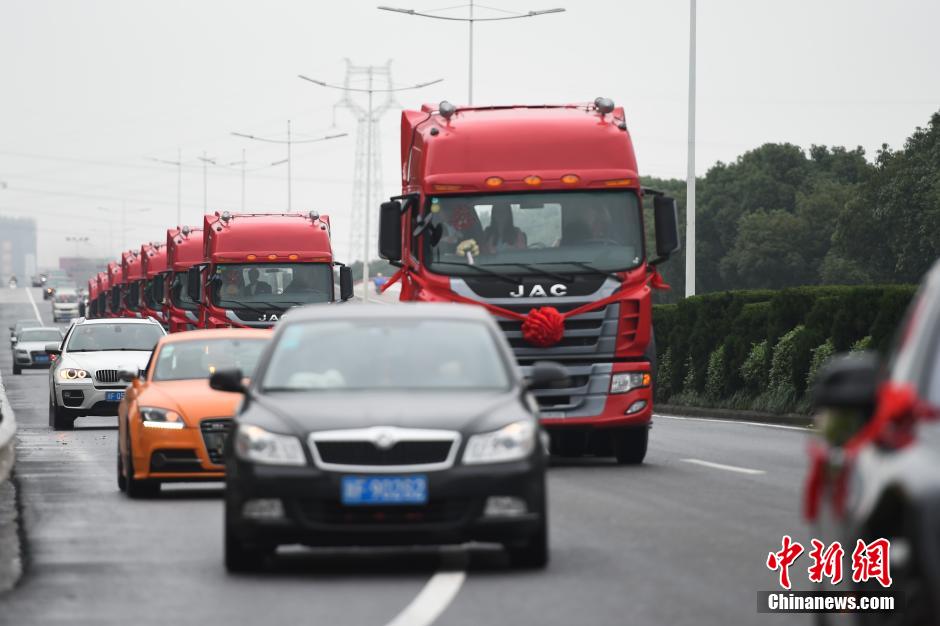 浙江現(xiàn)“霸氣”婚車隊(duì) 一輛勞斯萊斯引領(lǐng)八輛“大卡” 浙江現(xiàn)“霸氣”婚車隊(duì) 一輛勞斯萊斯引領(lǐng)八輛“大卡”