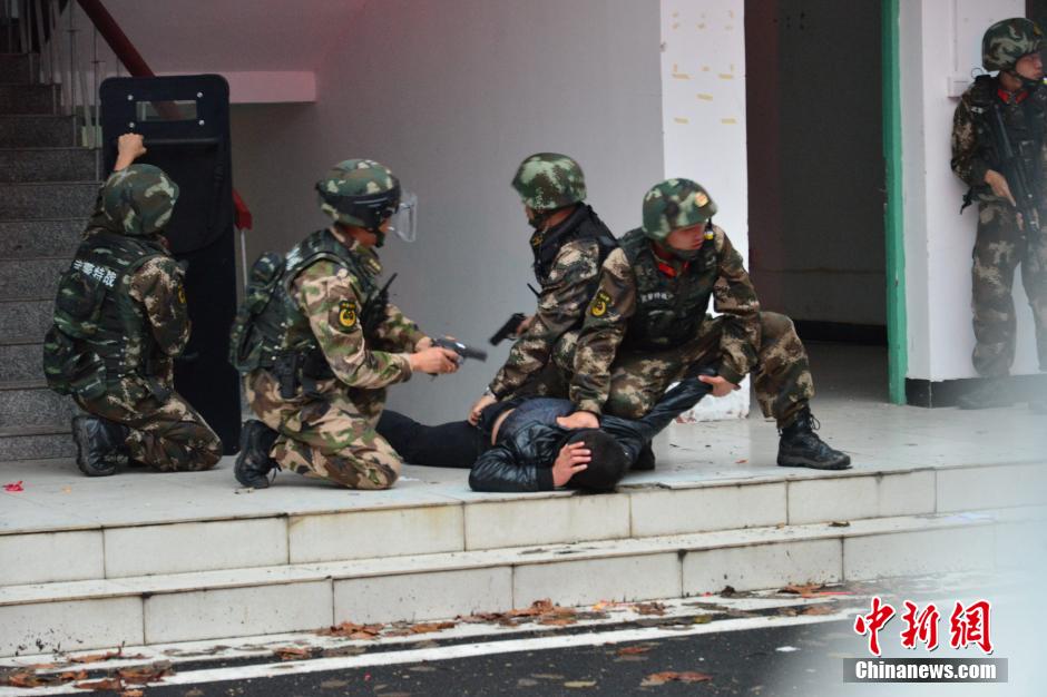 江西武警抓獲在逃“上饒槍擊案”嫌犯 主犯被擊斃 江西武警抓獲在逃“上饒槍擊案”嫌犯 主犯被擊斃