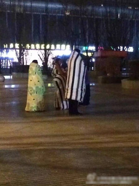 青海門(mén)源6.4級(jí)地震 市民攬被子避震