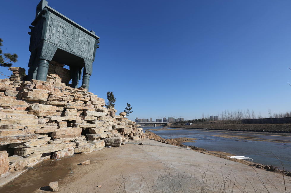 鄭州河邊建十米高銅鼎無(wú)防護(hù) 網(wǎng)友:不怕淹了？