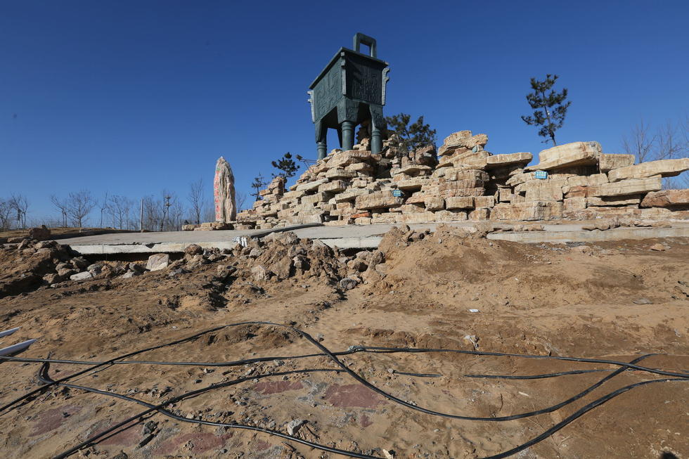 鄭州河邊建十米高銅鼎無(wú)防護(hù) 網(wǎng)友:不怕淹了？