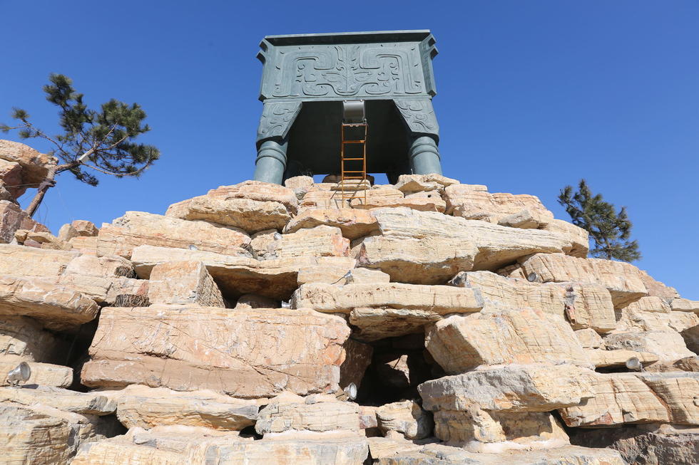 鄭州河邊建十米高銅鼎無(wú)防護(hù) 網(wǎng)友:不怕淹了？