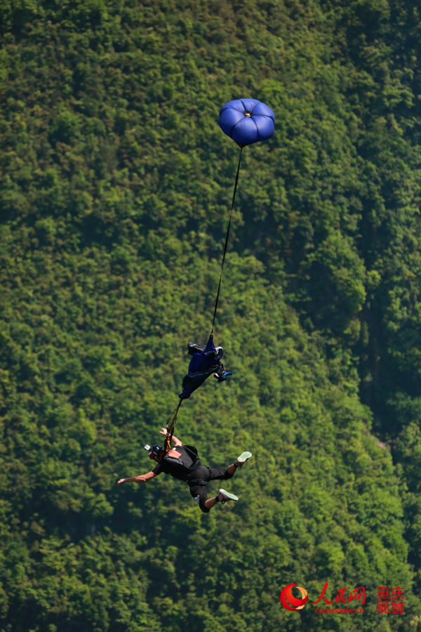 28日，2016世界低空跳傘大賽在重慶云陽龍缸景區(qū)正式開賽。圖為選手角逐中。劉政寧 攝