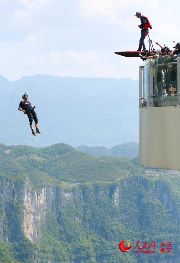 28日，2016世界低空跳傘大賽在重慶云陽龍缸景區(qū)正式開賽。圖為選手角逐中。劉政寧 攝