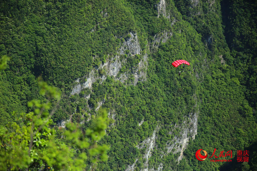 28日，2016世界低空跳傘大賽在重慶云陽龍缸景區(qū)正式開賽。圖為選手角逐中。劉政寧 攝