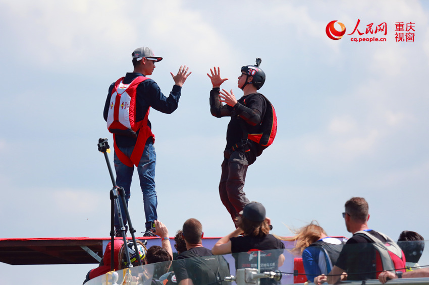 28日，2016世界低空跳傘大賽在重慶云陽龍缸景區(qū)正式開賽。圖為選手角逐中。劉政寧 攝