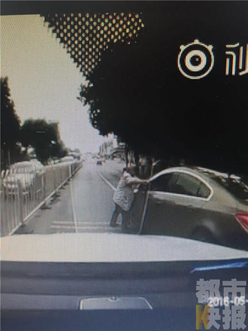 西安:老人攔車要錢 不給就掰彎雨刷器 西安:老人攔車要錢 不給就掰彎雨刷器