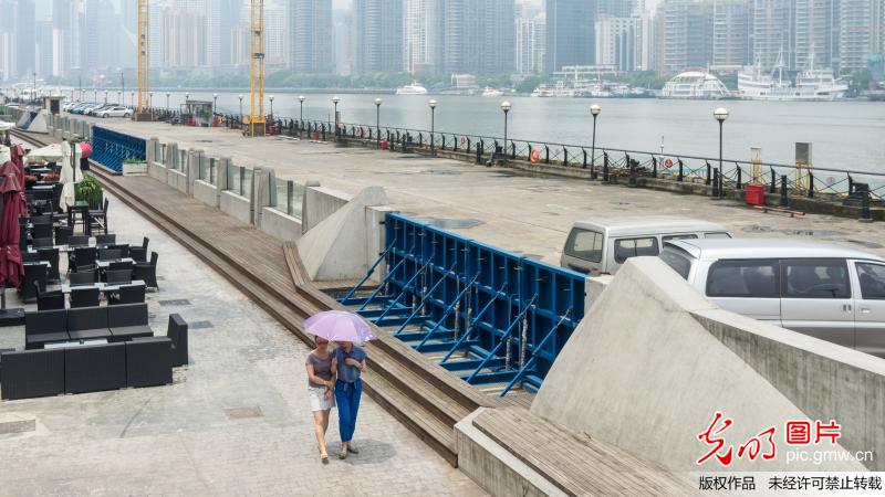 “抗洪神器”現(xiàn)身外灘 專家稱安全過關(guān)暫不擴建 “抗洪神器”現(xiàn)身外灘 專家稱安全過關(guān)暫不擴建