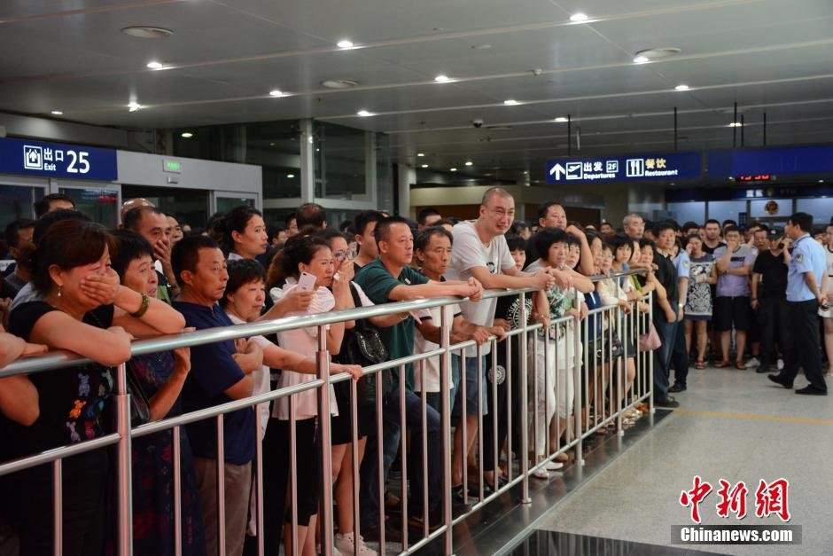 當(dāng)日18時許，前來接機的家屬陸續(xù)來到大連機場，等候著其他親屬帶著親人骨灰“回家”。