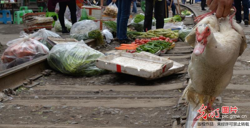 貴州遵義“鐵路菜市” 火車直接從菜攤上開過(guò)