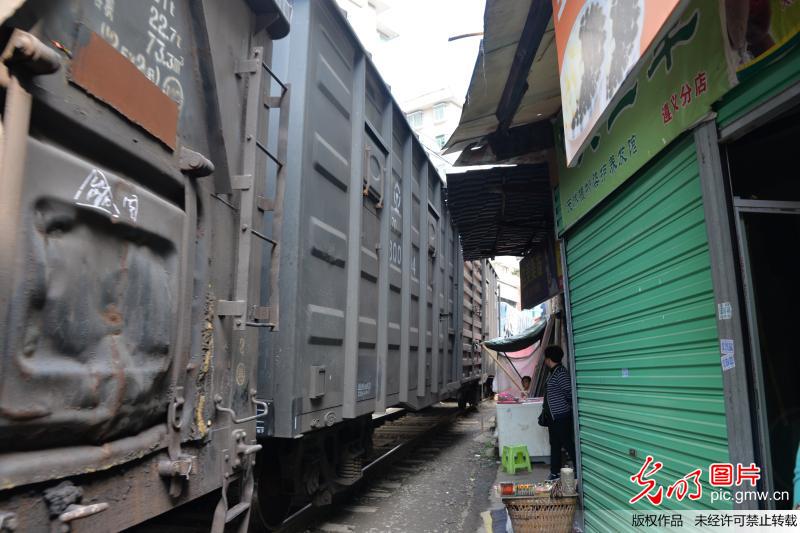 貴州遵義“鐵路菜市” 火車直接從菜攤上開過(guò)