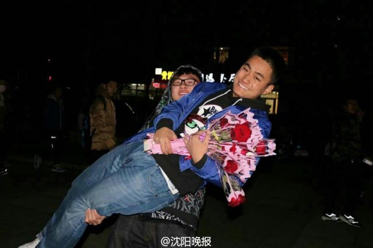 男生被20名女生告白:整個(gè)人蒙了 男生被20名女生告白:整個(gè)人蒙了