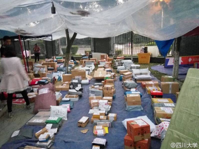 四川一大學(xué)取快遞現(xiàn)場(chǎng) 四川一大學(xué)取快遞現(xiàn)場(chǎng)