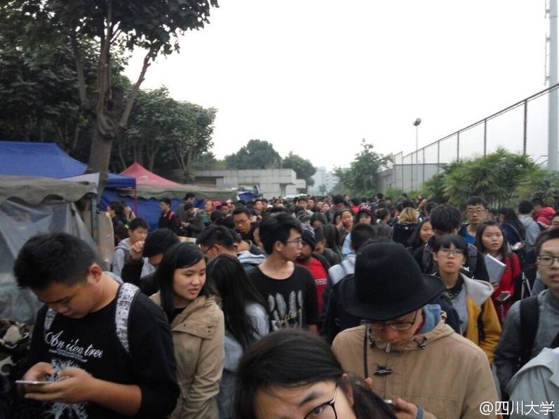 四川一大學(xué)取快遞現(xiàn)場(chǎng) 四川一大學(xué)取快遞現(xiàn)場(chǎng)