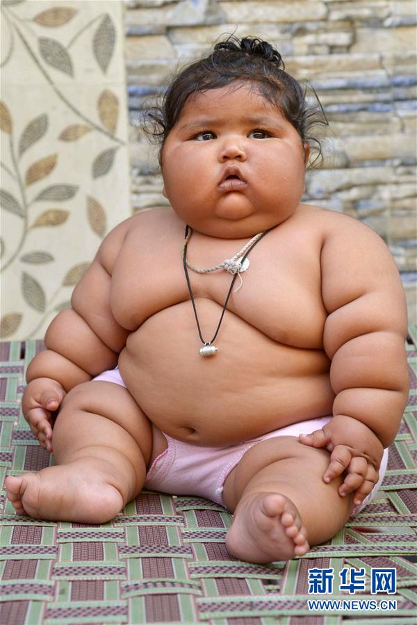 4月17日，在印度阿姆利則，女孩查哈特在家中。