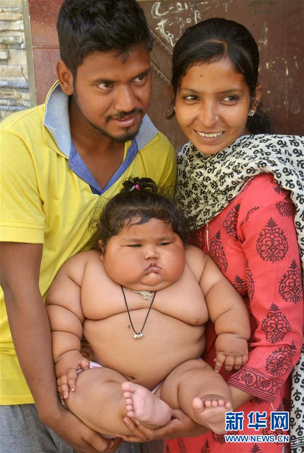 4月17日，在印度阿姆利則，女孩查哈特（中）和父母在家中。