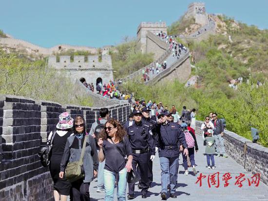 參加聯(lián)合巡邏的中意警察在長城上巡邏。本網(wǎng)記者 陳路坤 攝