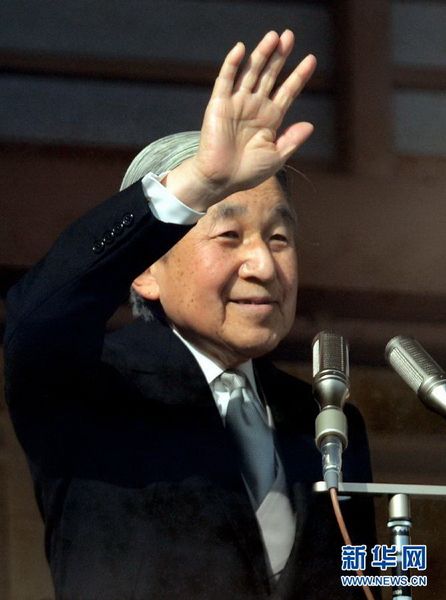 當?shù)貢r間12月23日，在位于日本東京的皇宮，日本明仁天皇向民眾致意。