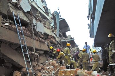 4日，印度卡納科納，救援人員正在搜尋被掩埋的幸存者和遇難者遺體。圖/東方IC