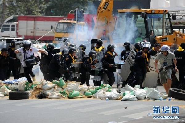 當(dāng)?shù)貢r(shí)間2月18日，泰國曼谷警方與示威者發(fā)生沖突。