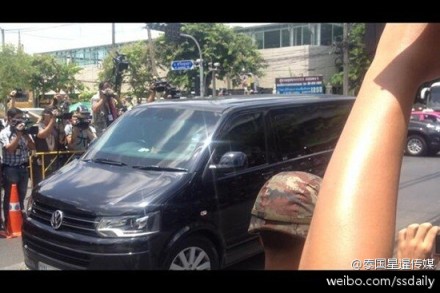 英拉乘坐其私人防彈車抵達軍方設(shè)施。