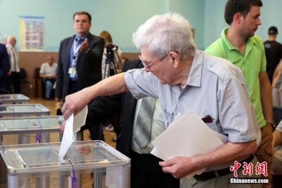 　5月25日，一名烏克蘭選民把填好的選票投入選票箱。
